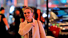 Шелковые брюки и прямое пальто: Скарлетт Йохансон на прогулке в Нью-Йорке