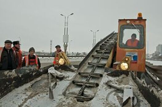 Водитель снегоуборочной машины сбрасывал с моста в Казанку грязный снег