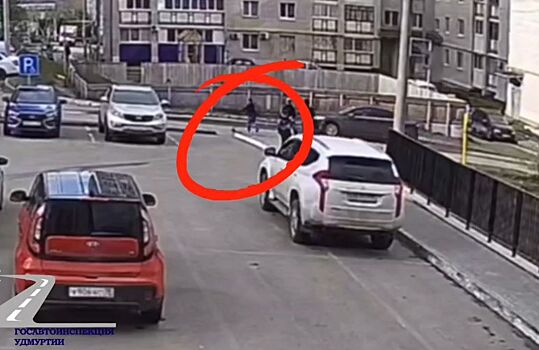 Во дворе дома на улице Локомотивной в Ижевске сбили 7-летнего самокатчика