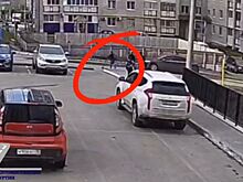 Во дворе дома на улице Локомотивной в Ижевске сбили 7-летнего самокатчика