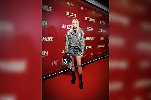 Актриса Наталья Рудова показала фигуру в кожаной мини-юбке