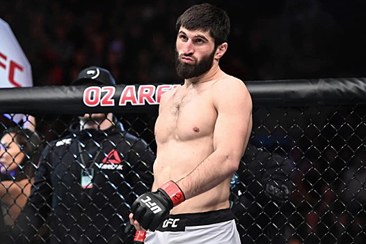 Глава UFC пообещал дать россиянину титульный бой за победу