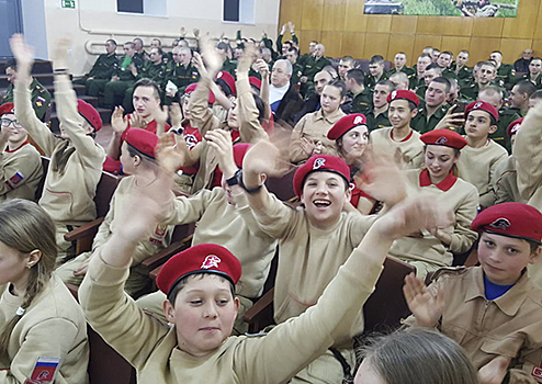 Песни в исполнении концертной бригады ЦДРА оценили военнослужащие российской военной базы в Армении