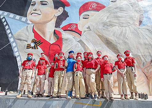 В Таганском районе Москвы юнармейцы нарисовали граффити с Василием Лановым