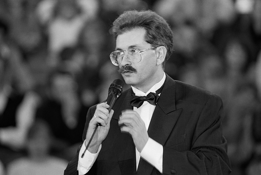 Телеведущий Владислав Листьев во время съемок сотой программы «Поле чудес», 1992 год