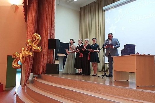 Представители Общественного совета района Савёлки вручили выпускникам школ 1912 и 609 аттестаты