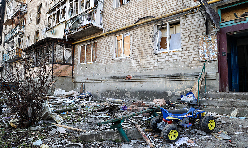 Вид на жилой дом, поврежденный в результате обстрела