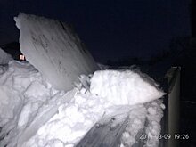 Льдина с крыши соседнего дома разрушила жилище саратовских пенсионеров