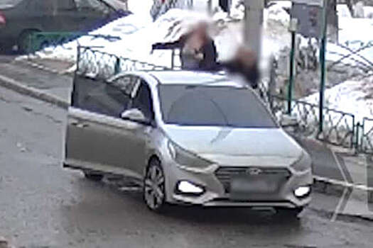 В Оренбурге женщина забросала бутылками проезжающий автомобиль