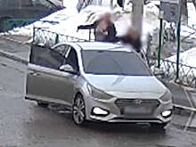 В Оренбурге женщина забросала бутылками проезжающий автомобиль