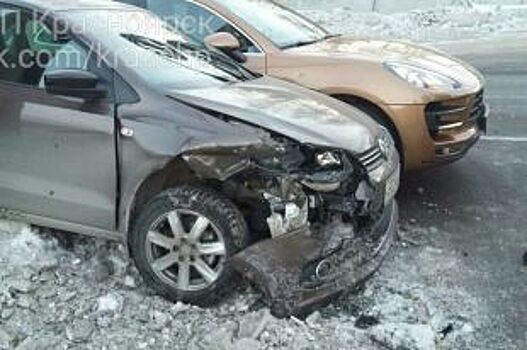 В Красноярске Porsche попал в массовую аварию в утренний час пик