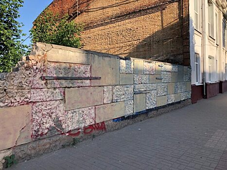 Стену с закрашенными граффити в центре Курска снесли