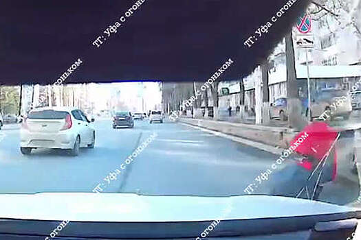 В Уфе на видео попало, как коляска с ребенком выкатилась на дорогу