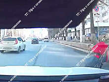 В Уфе на видео попало, как коляска с ребенком выкатилась на дорогу