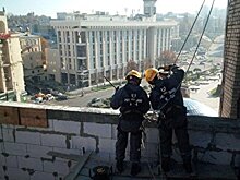 Надстройку на Майдане начали демонтировать