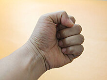 Отец обиженной пятиклассницы избил школьного хулигана прямо на уроке