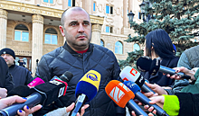 Лидер партии Саакашвили покинул пост после избиения спецназом