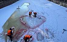 Власти Петербурга призвали граждан не оставлять надписи на льду рек и каналов