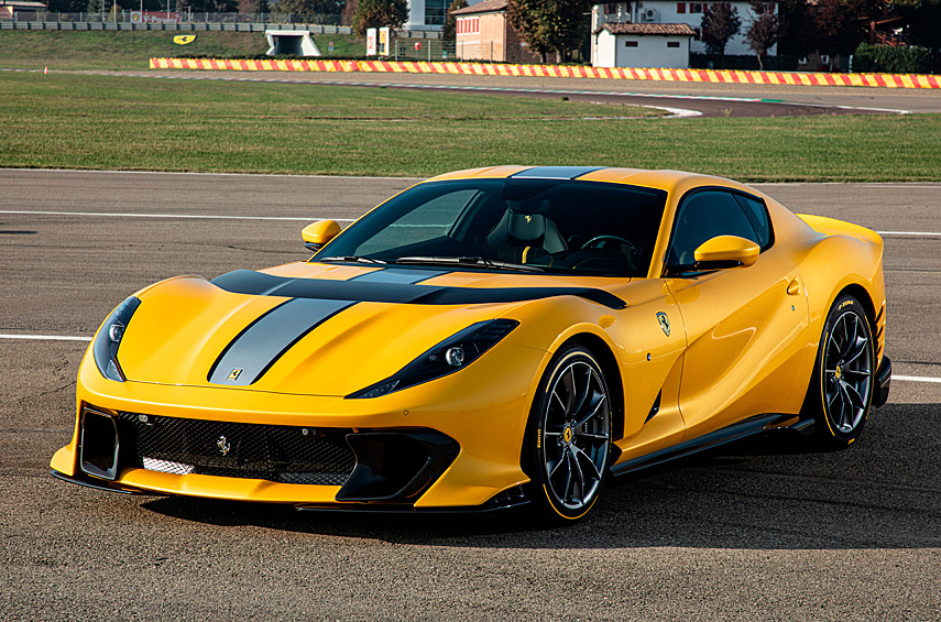 Ferrari 812 Competizione. Это не просто «подогретая» Superfast, а комплексно улучшенный монстр в форм-факторе лимитированного купе и тарги. Двигатель нафарширован облегченным коленвалом, титановыми шатунами и прочими новыми компонентами. Модифицированы головки блока цилиндров. Мощность увеличена до 830 л.с., а отсечка сдвинута к фантастическим 9500 об/мин. Аэродинамика переосмыслена. Например, задний диффузор больше, заново вылеплены воздухозаборники в передних крыльях. Интегрировано более совершенное полноуправляемое шасси с индивидуальными актуаторами задних колес. Ускорение до 100 км/ч за 2,85 секунды, на уровне Superfast, но к 200 км/ч Competizione подлетает за 7,5 секунды, на 0,4 секунды быстрее. Максималка свыше 340 км/ч