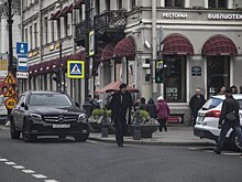 "Мерседес" Михаила Боярского снова оказался на тротуаре в Санкт-Петербурге