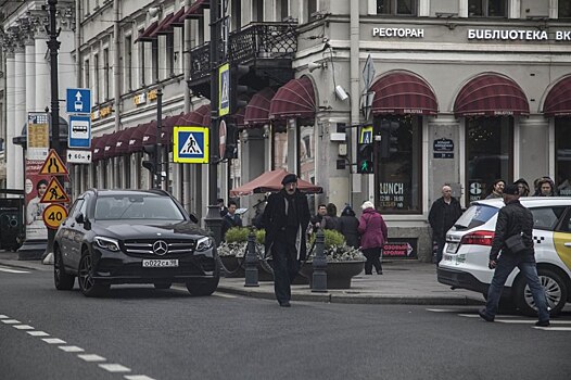 "Мерседес" Михаила Боярского снова оказался на тротуаре в Санкт-Петербурге