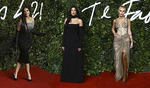 Дуа Липа в чокере, Деми Мур в платье со шлейфом и Айрис Лоу-амазонка: звезды на Fashion Awards 2021