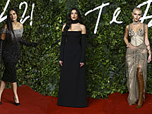 Дуа Липа в чокере, Деми Мур в платье со шлейфом и Айрис Лоу-амазонка: звезды на Fashion Awards 2021