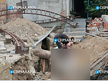 В Саратове мужчина погиб при обвале стены частного дома