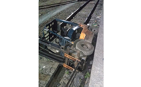 Сбил проводника и упал на рельсы погрузчик посылок в Новосибирске