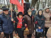Коммунисты отметили годовщину революции шествием в буденовках