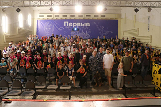 Во Владимирской области полицейские, общественники и волонтеры «Движения Первых» провели «Зарядку со стражем порядка» в спортивном лагере «Олимп»