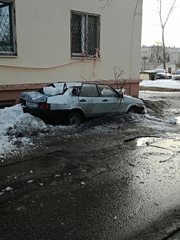 Глыба льда раздавила машину в Сарове