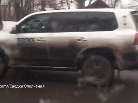 One Faster Than the Other: Video of OSCE Fleeing Donetsk Is Circulating the Internet