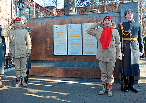 В Хабаровске состоялась торжественная церемония открытия памятных досок командующим ВВО – Героям России