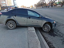 Невидимое препятствие: в Уфе легковушка повисла над дорогой