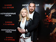 Не скрывала округлившийся живот: Курбан Омаров появился на публике с беременной женой