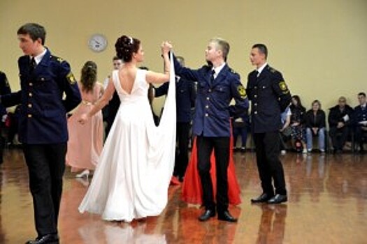 Торжественный бал курсантов прошел прошел в районе