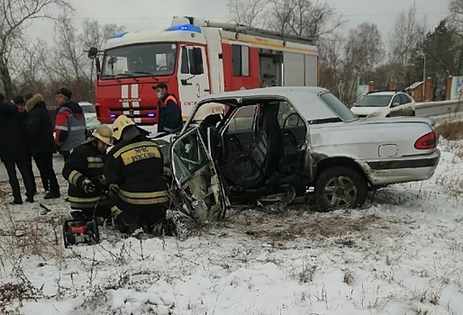 В ДТП попала машина омской мэрии: авто пришлось разрезать, чтобы извлечь водителя (Фото, видео)