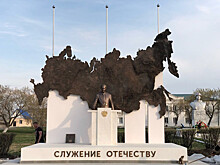 Памятник Путину, который убрали из композиции "Служение Отечеству" в Кургане, нашелся в гараже местного депутата (ФОТО)
