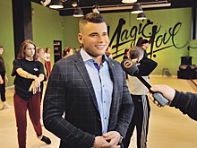 «Самый красивый депутат» обиделся за «бровки и ноготочки»