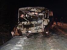 Автобуса столкнулся с трактором на вологодской трассе