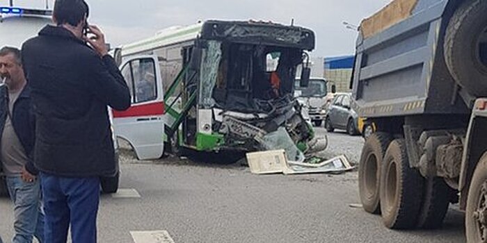 Два человека пострадали в ДТП с участием автобуса и грузовика на Калужском шоссе в ТиНАО
