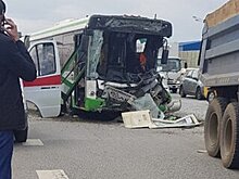 Два человека пострадали в ДТП с участием автобуса и грузовика на Калужском шоссе в ТиНАО