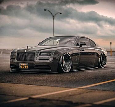 Спортлимузин Rolls-Royce Wraith из карбона на колесах Turbofan выглядит дико