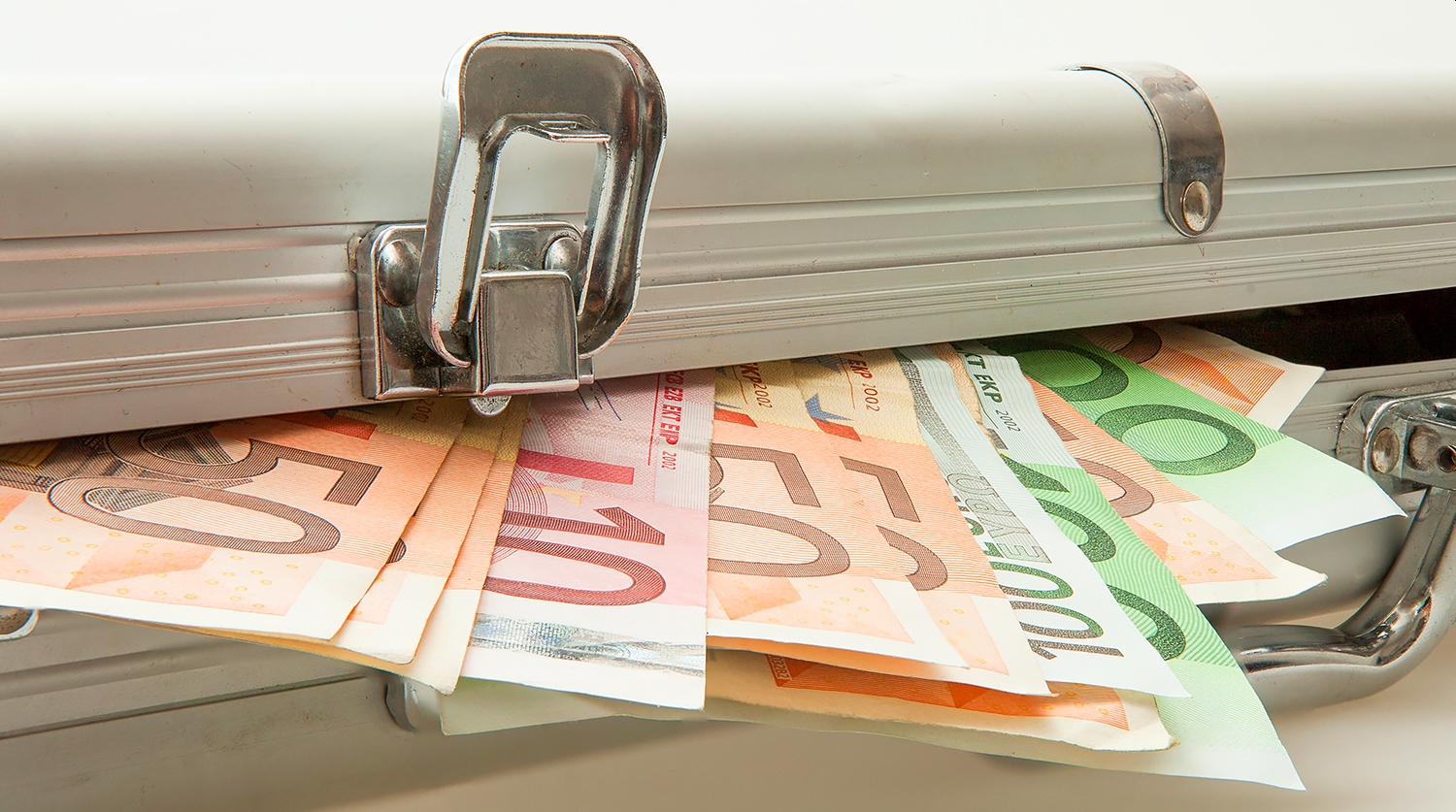 Поверившая мошенникам москвичка отдала курьеру чемодан с почти 62 млн рублей