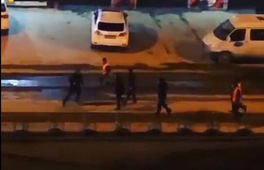 Толпа избила  рабочих из-за плохих дорог в Новосибирске