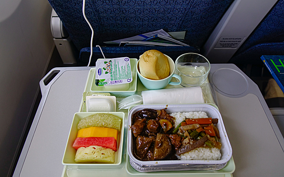 Стюардесса объяснила опасность питания в самолете