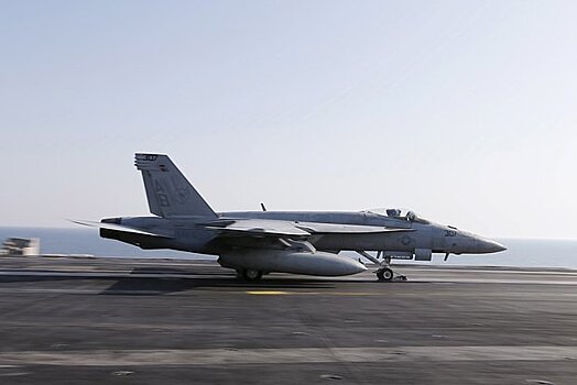 Четыре самолета палубной авиации США подняты в небо у берегов Венесуэлы