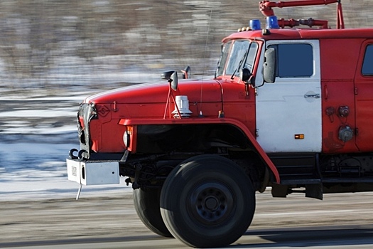 В Ленинградской области в ангаре произошел крупный пожар
