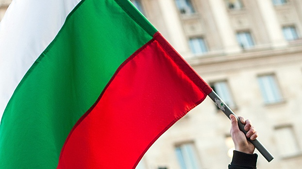 В Болгарии протестующие сорвали акцию с украинским флагом возле памятнику Советской армии